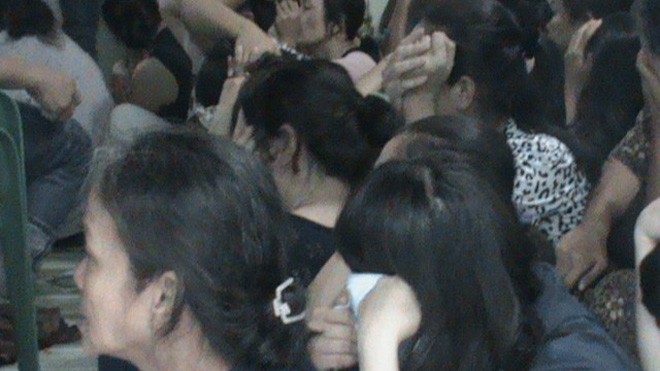Sòng bạc của nữ quái giang hồ Sài Gòn Nhóm người trong sới bạc bị công an bắt giữ.