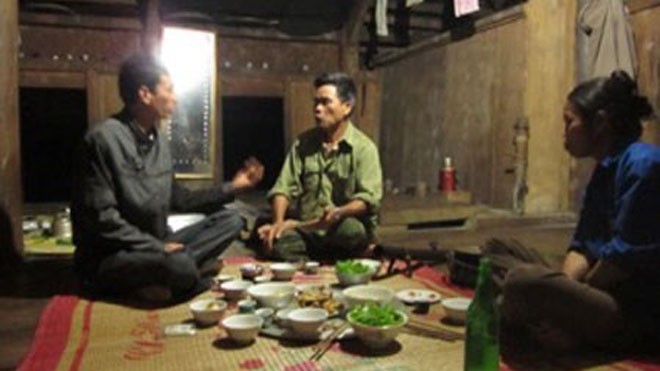 'Vua' Mường nửa đêm cầm dao chọc ghẹo sơn nữ Ông Hiển đang trò chuyện với phóng viên.
