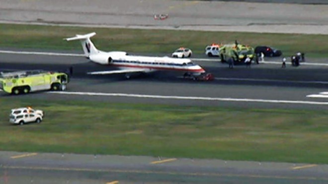 Buồng lái máy bay xì khói, hành khách tá hỏa sơ tán Chuyến bay 3340 của hãng Envoy Air buộc phải hạ cánh. Ảnh: WNBC