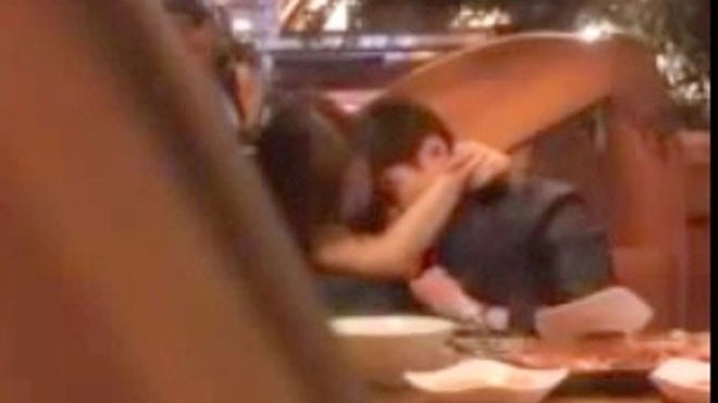 Cặp đôi bạo gan định 'mây mưa' ngay tại quán ăn Cặp đôi liên tục có những hành động riêng tư nơi công cộng.