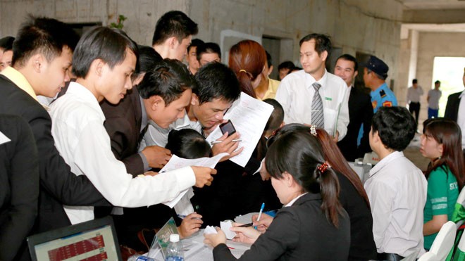 Mua căn hộ Sài Gòn Town được hỗ trợ vay đến 70% giá trị nhà Quang cảnh giao dịch trong ngày mở bán căn hộ Sài Gòn Town sáng 5/10