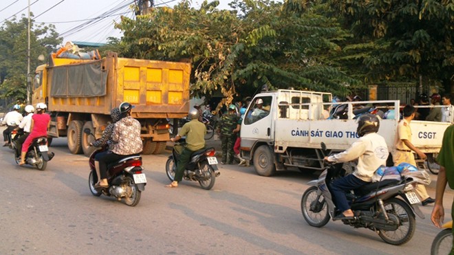 Mải nói chuyện, người phụ nữ tông vào xe tải tử vong Hiện trường vụ tai nạn