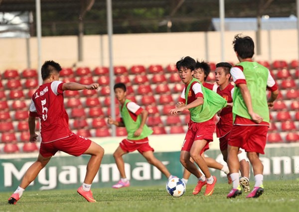 Vì sao thầy 'Giôm' chọn Xuân Hưng thay Đông Triều? U19 Việt Nam tập luyện chuẩn bị cho trận đấu với Hàn Quốc.