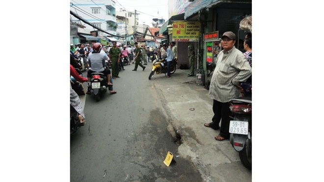 Người dân Sài Gòn vây bắt tên trộm xe máy Công an khám nghiệm hiện trường nơi Vĩnh trộm chiếc xe máy của bảo mẫu Trinh.