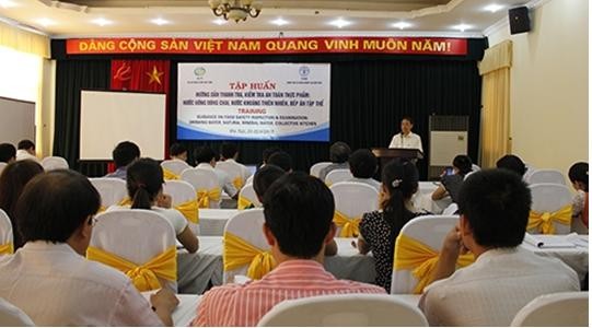 Đi tìm giải pháp cho vấn đề ngộ độc thực phẩm bếp ăn tập thể Một lớp tập huấn diễn ra trong tháng 6/2014. Nguồn ảnh: Cục VSATP - Bộ Y Tế