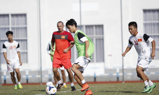 Bầu Đức chờ bộ đôi Công Phượng-Văn Toàn tỏa sáng U19 Việt Nam trong buổi tập luyện cuối cùng trước trận đấu với U19 Hàn Quốc.