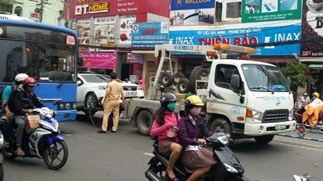 Giải cứu 4 người mắc kẹt trong chiếc ô tô lật nghiêng Kéo chiếc xe bị nạn khỏi hiện trường, giải phóng giao thông.