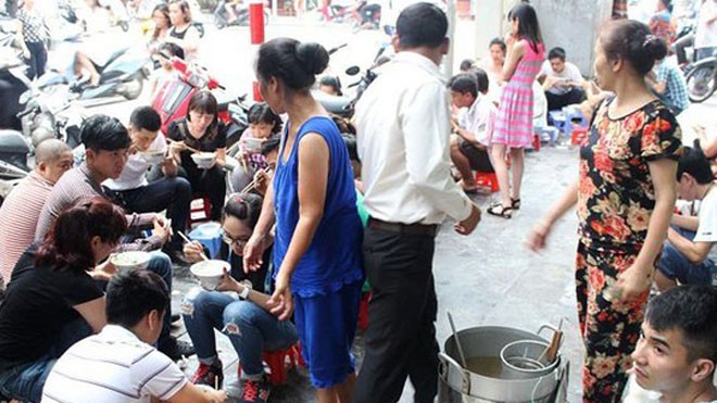 Kiểu bán hàng kèm chờ đợi, chửi mắng độc nhất Hà Nội Ăn phở kiểu bưng tại quán trên vỉa hè Hàng Trống. Ảnh: Người lao động.