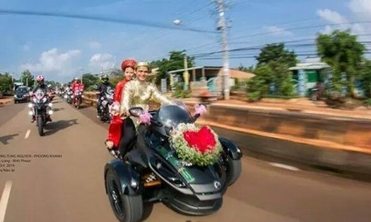 Chú rể cưỡi mô tô giá 60.000 USD đón dâu Độ hoành tráng của chiếc xe rước dâu của đôi bạn trẻ trong ngày cưới khiến dân mạng choáng ngợp.