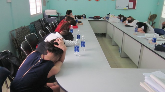 Triệt phá đường dây mại dâm chuyên phục vụ khách Tây Công an mời 34 người có liên quan được mời về trụ sở làm việc. Ảnh CA cung cấp.