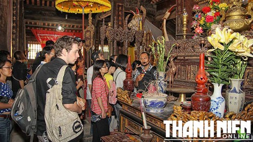 9X 'phượt văn hóa' bằng Facebook Các bạn trẻ trong hành trình tìm hiểu điêu khắc dân gian cùng nhà nghiên cứu Trần Hậu Yên Thế - Ảnh: tư lieu