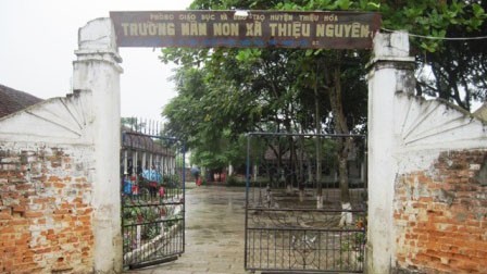 Hàng trăm trẻ học trong trường sắp sập, ô nhiễm thuốc trừ sâu Trường mầm non Thiệu Nguyên nơi gần 400 HS đang học trong nỗi lo trường sập và ô nhiễm từ thuốc trừ sâu.