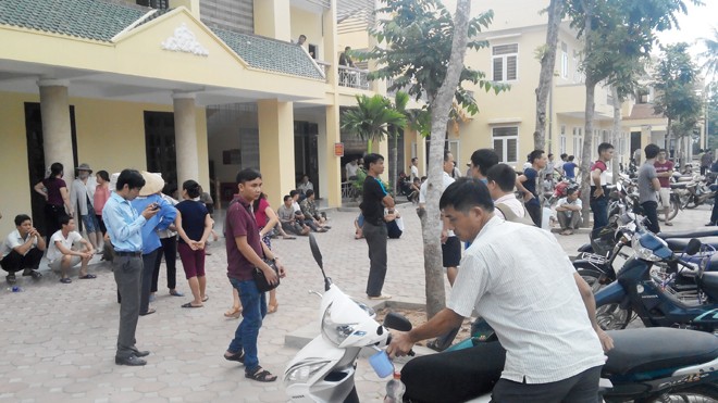 Bệnh nhi chết bất thường, người nhà bức xúc đòi làm rõ Người nhà cháu Hồng Nhung kéo đến Bệnh viện đa khoa Quốc Oai vào sáng nay.