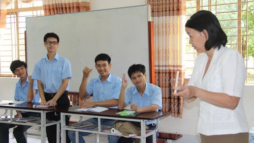 Người phụ nữ nối dài con chữ cho trẻ điếc Cô Hòa hơn 15 năm gắn bó với các học sinh khiếm thính để giúp các em được học cao hơn. Ảnh: Hoàng Trường.