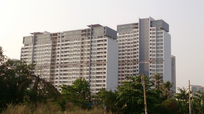 Dự án sa lầy đại hạ giá không ai mua Chủ đầu tư chung cư PetroVietnam Landmark (quận 2) không còn tiền hoàn thiện dự án dù nhiều khách hàng đã đóng 95% giá trị căn hộ, khiến cho dự án rớt giá mạnh trên thị trường thứ cấp. Ảnh: Vũ Lê/ VnExpress