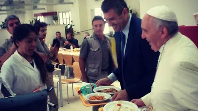 Vén màn chuyện ăn uống của các giáo hoàng Giáo hoàng Francis xếp hàng lấy đồ ăn - Ảnh: Osservatore Romano