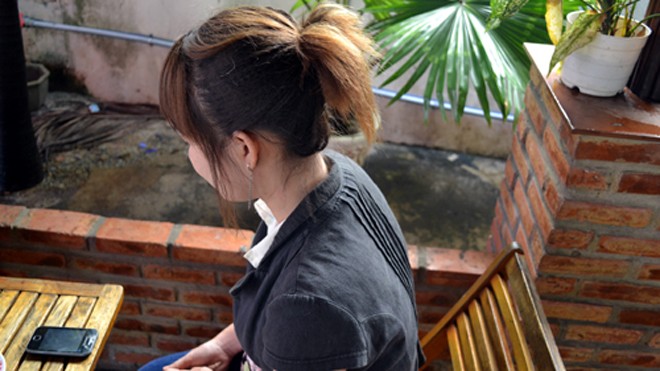Nữ công nhân bị vợ ông chủ lột quần áo vì ghen Chị Lan kể lại sự việc. Ảnh: T.H/ VnExpress