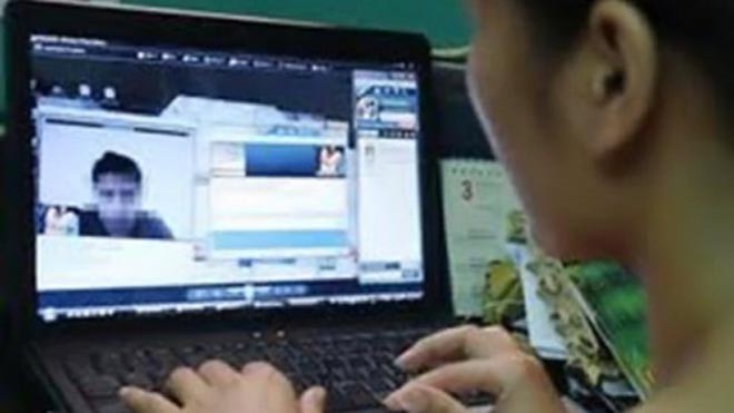 Quý bà lắm tiền ăn quả đắng vì... hám tình trai trẻ Nhẹ dạ, cả tin, nhiều quý bà đã bị lừa tình, tiền qua mạng.