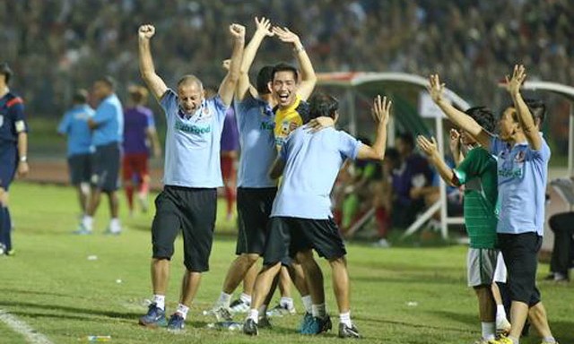 Lên ngôi vô địch, thầy 'Giôm' ca ngợi bầu Đức hết lời Niềm sung sướng của HLV Graechen