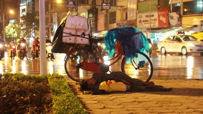 Những dáng hình mưu sinh trong đêm mưa Hà Nội Những dáng hình mưu sinh trong đêm mưa Hà Nội
