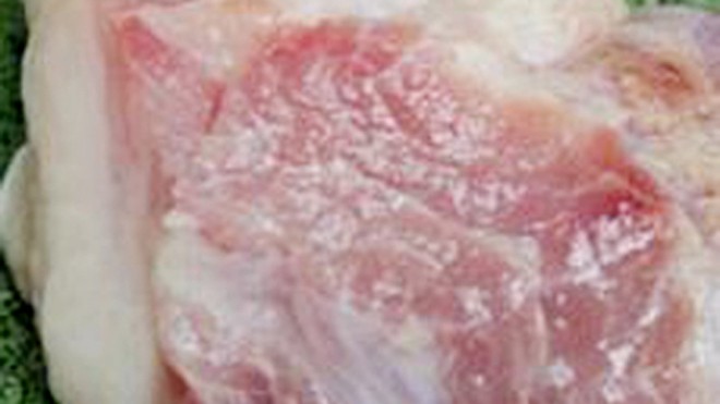 Cách nhận biết thịt heo bị bơm nước tăng trọng Thịt tươi ngon phải săn chắc, có độ đàn hồi, màu sáng, sờ có độ dính nhất định. Ảnh: Thi Trân.