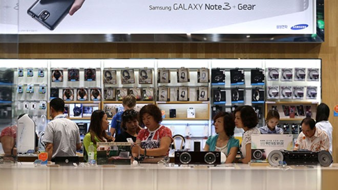 Lợi nhuận Samsung lao dốc vì smartphone Mảng smartphone cao cấp và bình dân của Samsung đều đang gặp khó. Ảnh: Bloomberg