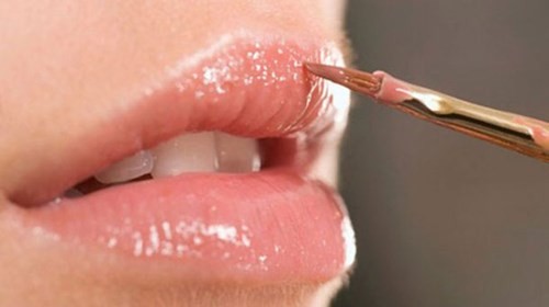 12 điều cần nhớ khi bạn dùng son môi Dùng cọ để tô son là lựa chọn mang lại hiệu quả tốt cho làn môi đều màu, mịn màng. Hình minh họa.
