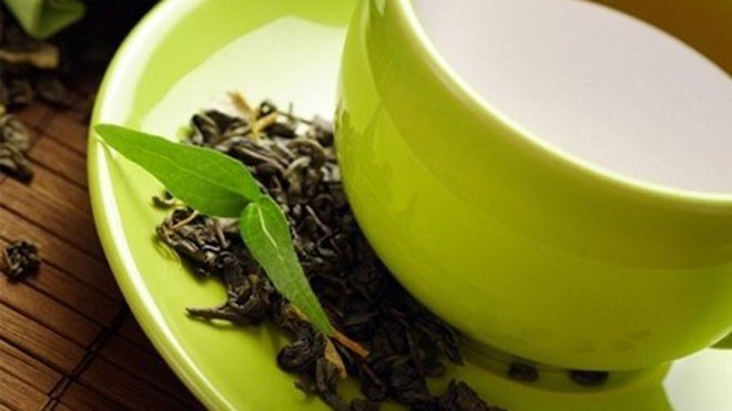 Uống trà xanh sai cách: Tác hại khôn lường Bạn có thể dùng nước nóng để pha trà nhưng đừng vội uống ngay mà chỉ nên để nguội bớt còn khoảng 50 độ C thì hãy thưởng thức là vừa.