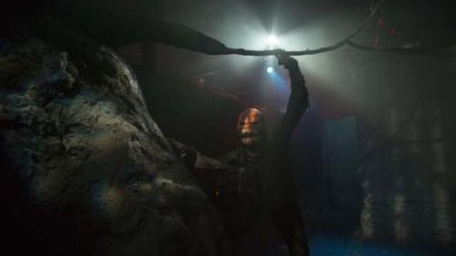 5 vụ án mạng kinh hoàng đêm Halloween ở Mỹ Một diễn viên đóng giả ma trong căn nhà ma ám phục vụ Halloween tại thành phố New York. Ảnh: Reuters