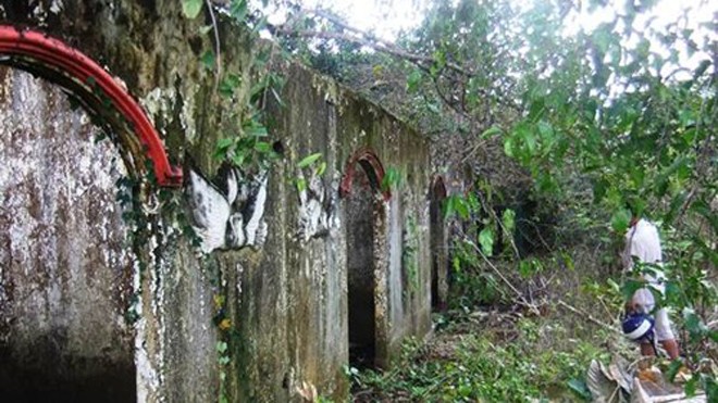 Bí ẩn đại gia vung chục tỷ xây biệt thự cho chó Bây giờ, khu biệt thự nuôi chó đã trở nên hoang tàn, đổ nát.