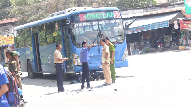 Xe buýt cuốn xe máy vào gầm, 2 thanh niên trọng thương Hiện trường vụ tai nạn