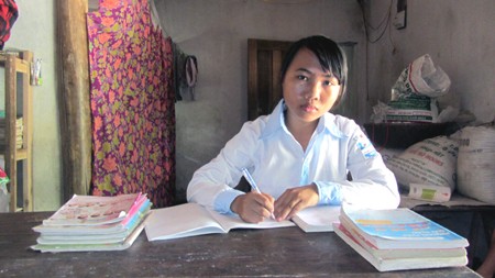 Nỗi niềm đẫm nước mắt nữ sinh nghèo lo bỏ ngành bác sỹ Em Nguyễn Thị Phượng bên góc học tập đơn sơ, ba chị em dùng chung một đèn học, một chiếc bàn.