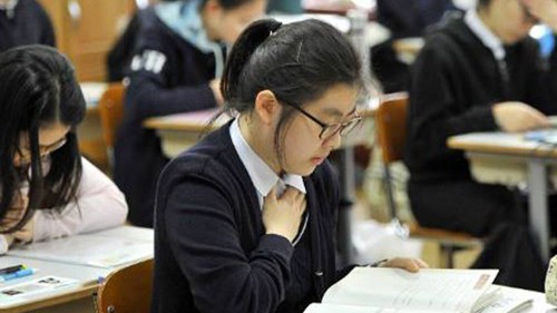 Chấn động vụ gian lận thi cử đa quốc gia Thí sinh dự một kỳ thi SAT tại Seoul, Hàn Quốc. Ảnh: CNN.