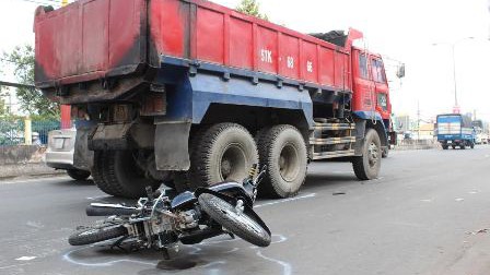 Thai phụ bị xe tải kéo lê, thai nhi chết trong bụng mẹ Hiện trường vụ tai nạn thai phụ bị xe tải kéo lê trên quốc lộ 1K