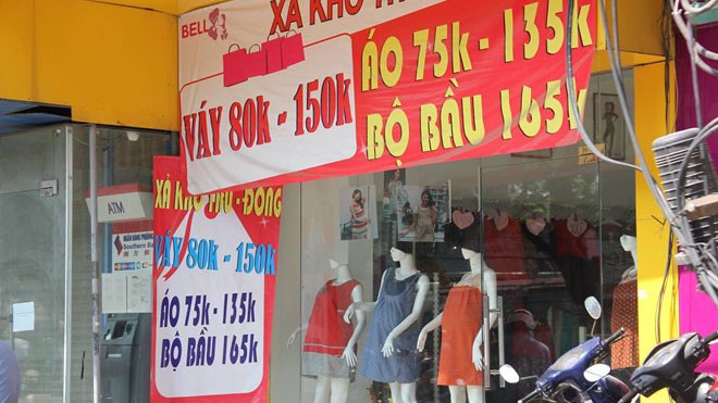 Chiêu trò 'đại hạ giá' của các shop thời trang Nhiều shop quần áo giảm giá cao nhưng người mua hàng vẫn bị hớ. Ảnh: Ngọc Lan/ Zing