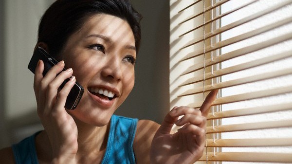 Chết cười với độc chiêu 'hâm nóng tình yêu' của các bà vợ Thùy cầm điện thoại bấm số chồng (ảnh minh họa).