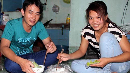 Chuyện tình 'anh nghèo gặp em khổ' Đôi vợ chồng công nhân Ngọc Giàu - Thành Nghĩa trong căn phòng trọ ở P.Bình Chiểu, Q.Thủ Đức - Ảnh: Như Lịch
