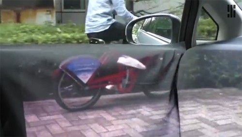 Ôtô nhìn xuyên thấu - công nghệ tương lai Với công nghệ kết hợp, tài xế giống như có khả năng nhìn xuyên qua thân xe. Ảnh từ video.