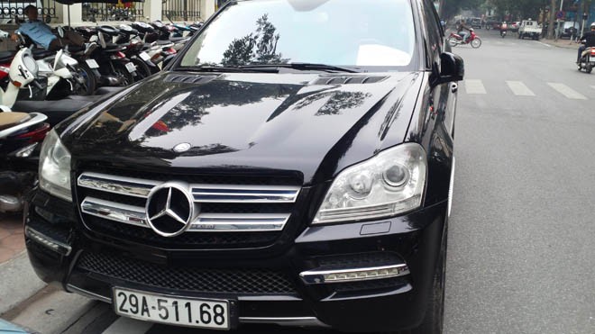 Xế 'mẹc' hạng sang đeo biển 'xe hộ đê' giả Xe Mercedes GL 450 bóng lộn treo biển “Xe hộ đê” giả đỗ ngày ngã tư Quảng Trung-Nguyễn Du