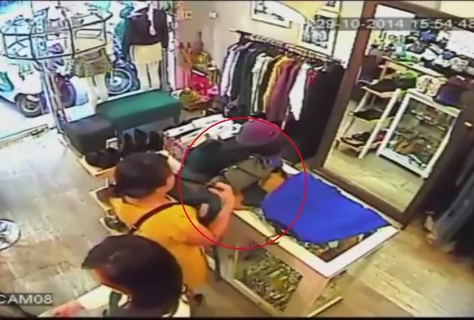 Camera ghi hình nữ quái trộm iPhone ở shop thời trang Camera ghi hình nữ quái trộm iPhone ở shop thời trang