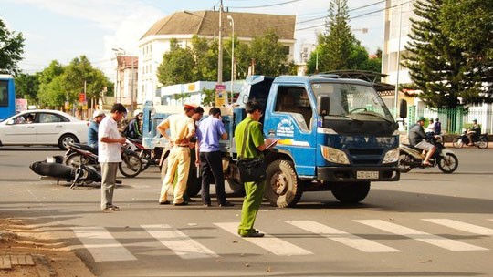 Tông vào xe ben, người đàn ông bị cán nát chân Vụ tai nạn khiến người đàn ông bị cán nát 1 chân