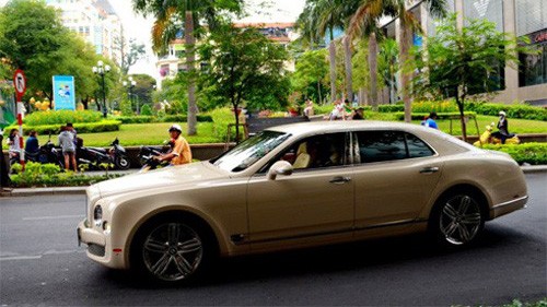 Đại gia Việt đang sở hữu 230 chiếc xe sang Bentley Bentley Mulsanne màu độc ở Sài Gòn.