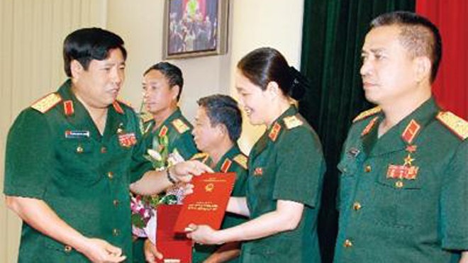 Bảo lưu đề xuất quy định quân đội có ba Đại tướng Đại tướng Phùng Quang Thanh - Bộ trưởng Bộ Quốc phòng - trong một buổi trao, thăng quân hàm cho cán bộ trong ngành.