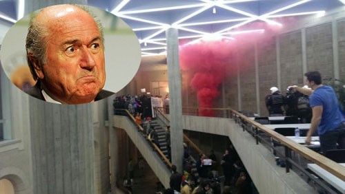 Cảnh sát ném bom khói giải cứu Sepp Blatter Cảnh sát chống bạo động phải ngăn cản nhóm sinh viên biểu tình bằng bom khói. Ảnh: Bild.
