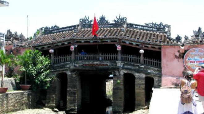 Đề nghị đầu tư kè trăm tỉ cứu phố cổ Hội An Dọc bờ sông Hoài từ Chùa Cầu đến cầu Cẩm Nam (Hội An) có nguy cơ bị sạt lở nghiêm trọng nếu không có kè bảo vệ
