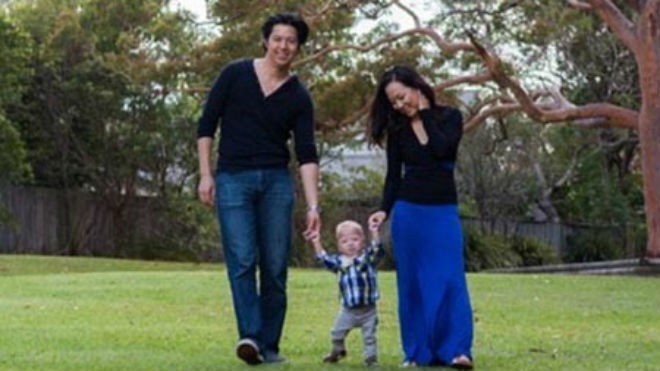 Hy hữu chuyện cha mẹ tóc đen sinh con tóc vàng Vợ chồng Christine Cheung và con trai Lucas. Việc bố mẹ có tóc đen trong khi con tóc vàng tự nhiên đã gây ra cho họ không ít phiền toái.