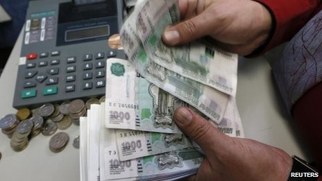 Đồng rúp tụt giá mạnh so với đồng USD và Euro Kể từ đầu năm 2014, đồng rúp Nga mất hơn ¼ giá trị. Ảnh: Reuters