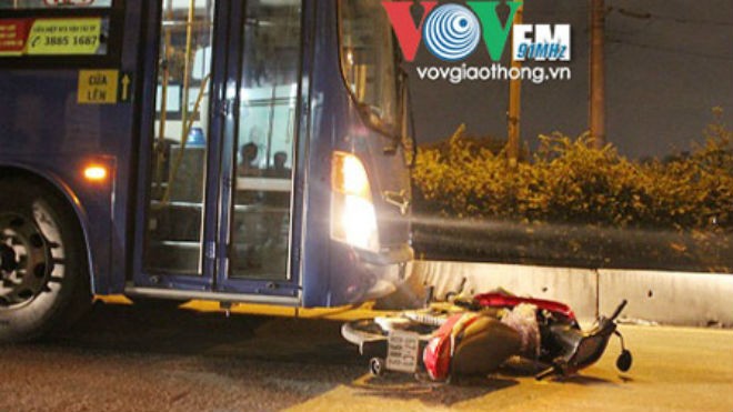 Dân hô hoán cứu thanh niên mắc kẹt dưới gầm xe buýt Chiếc xe máy bị kéo lê về phía trước hơn 5m.
