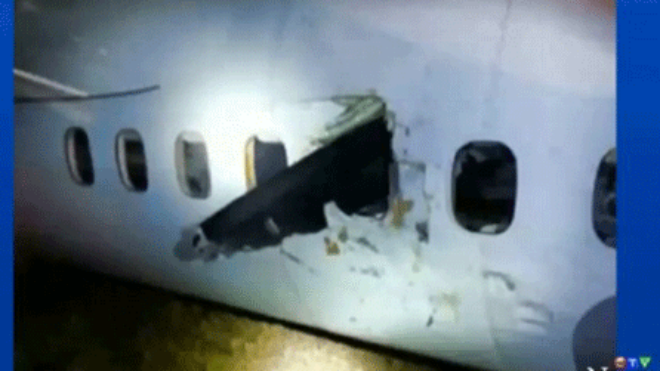 Thoát chết khi bị cánh quạt máy bay va vào đầu Cánh quạt máy bay đâm xuyên qua cabin hành khách (Nguồn: dailymail.co.uk)