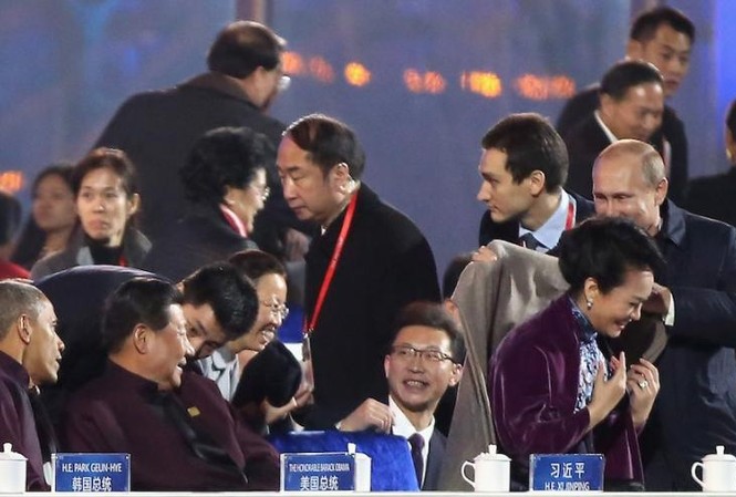 Tổng thống Nga khoác áo cho đệ nhất phu nhân Trung Quốc Tổng thống Putin khoác áo cho đệ nhất phu nhân Trung Quốc.